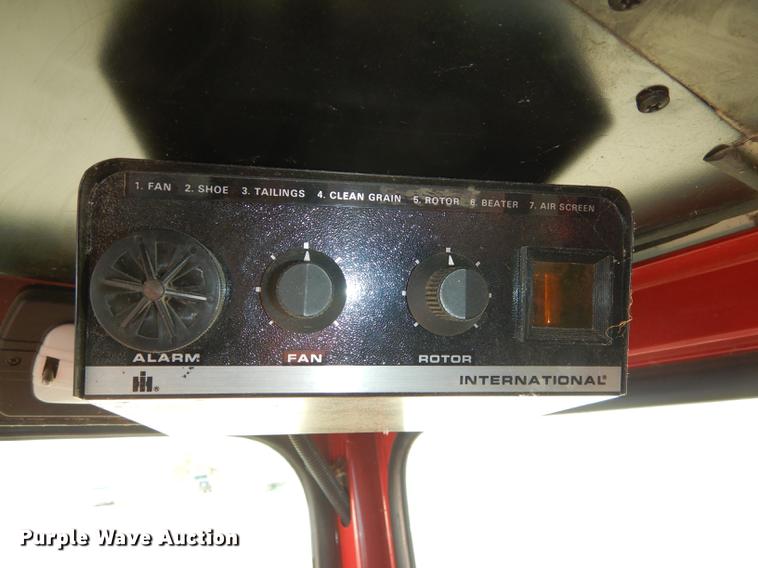 image for item J5502 1983 International 1420 Axial-Flow combine