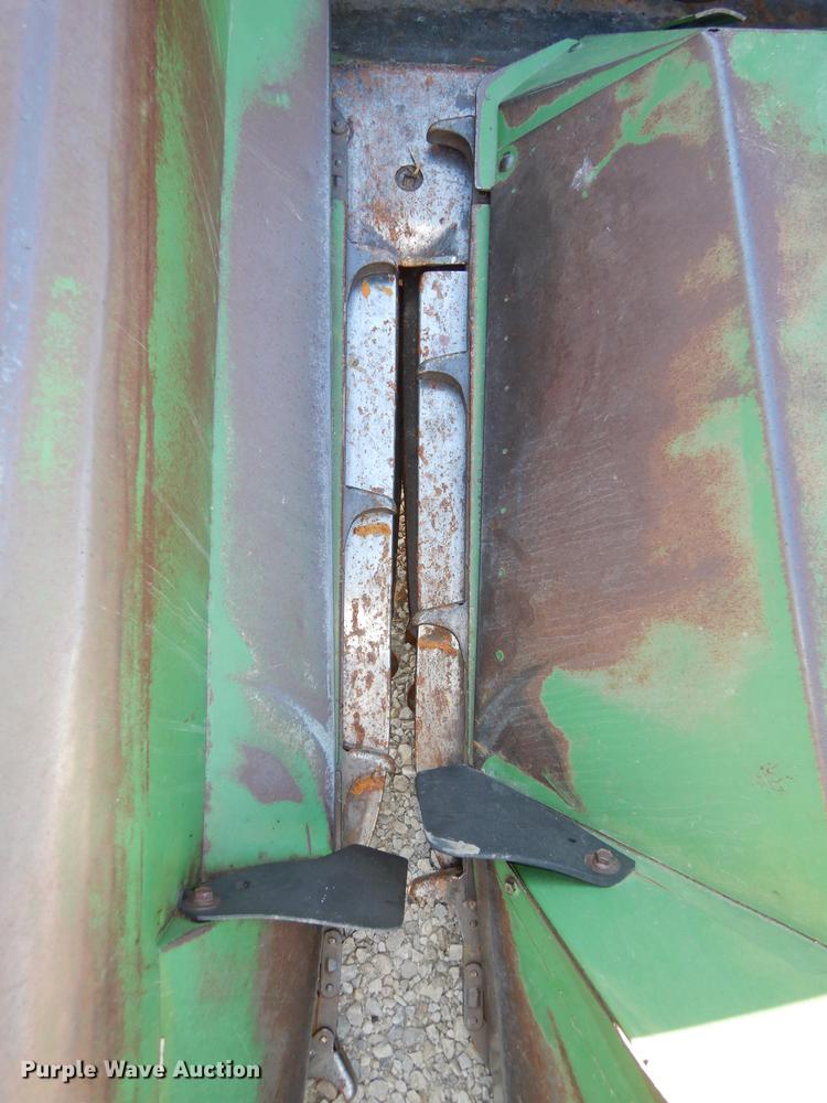 image for item J5506 John Deere 443 corn head