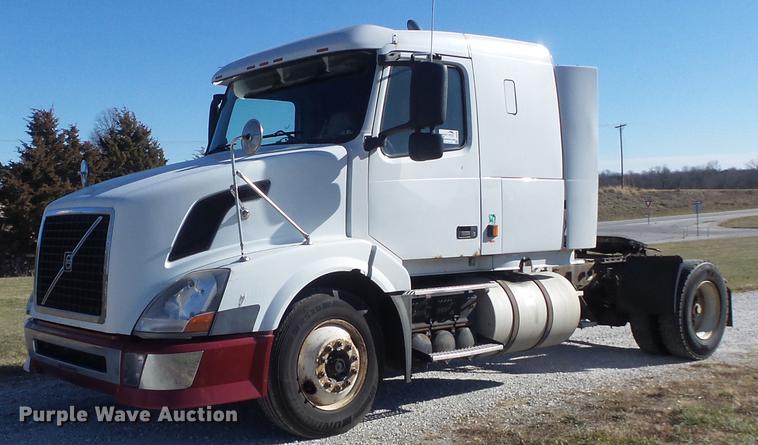 image for item DB6250 2005 Volvo 4NL42T/300 semi truck