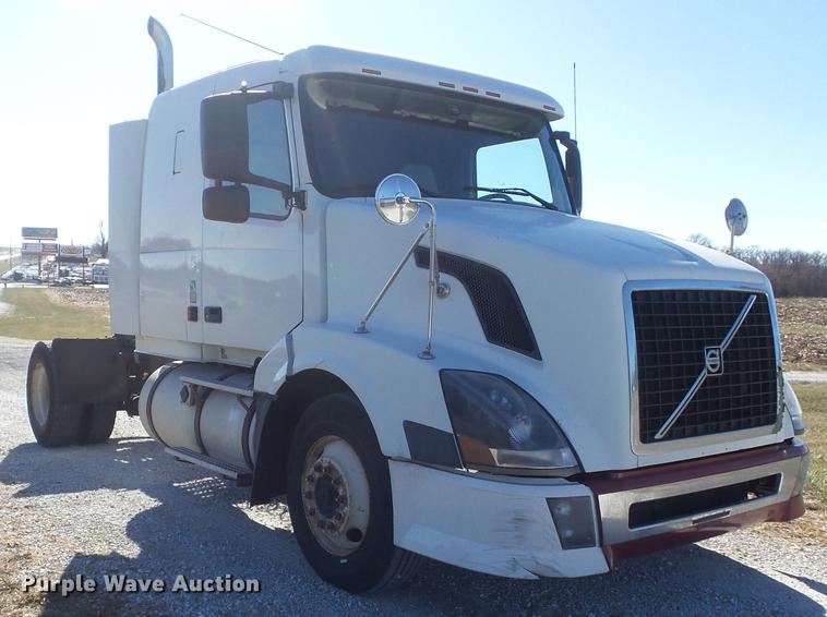 image for item DB6250 2005 Volvo 4NL42T/300 semi truck