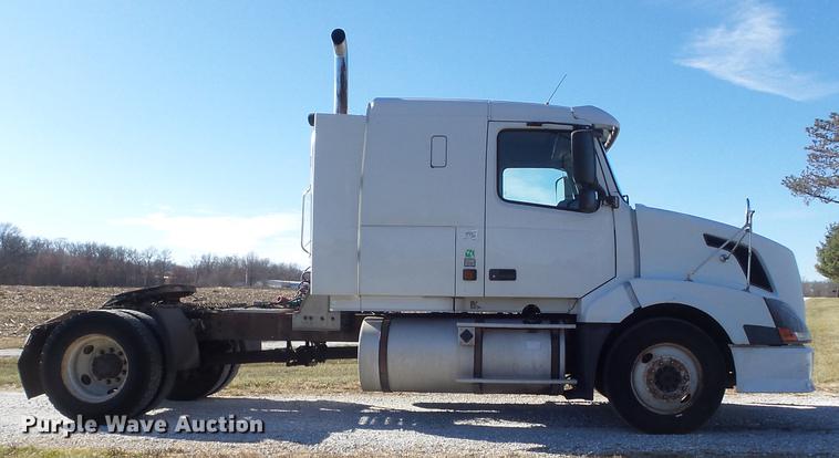 image for item DB6250 2005 Volvo 4NL42T/300 semi truck