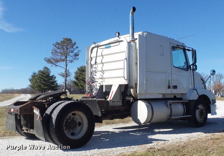 image for item DB6250 2005 Volvo 4NL42T/300 semi truck