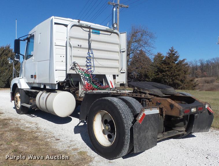 image for item DB6250 2005 Volvo 4NL42T/300 semi truck