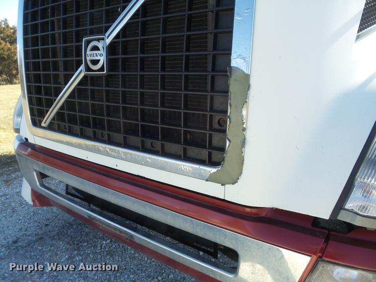 image for item DB6250 2005 Volvo 4NL42T/300 semi truck