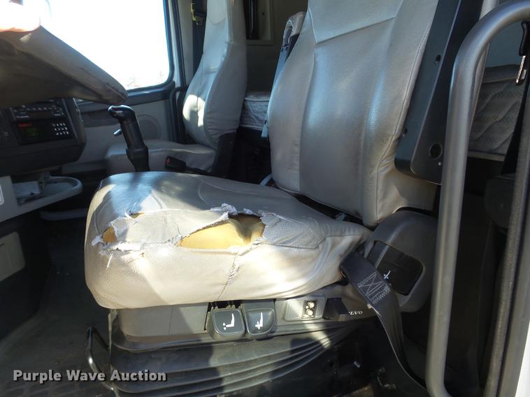 image for item DB6250 2005 Volvo 4NL42T/300 semi truck