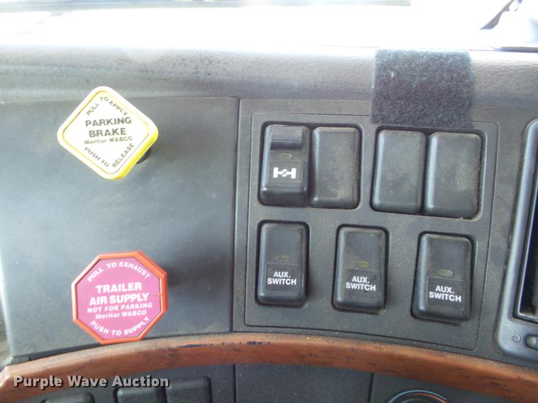 image for item DB6250 2005 Volvo 4NL42T/300 semi truck