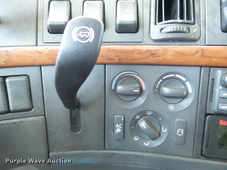 image for item DB6250 2005 Volvo 4NL42T/300 semi truck