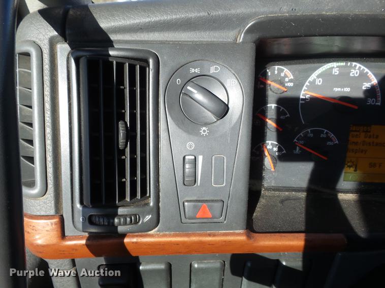 image for item DB6250 2005 Volvo 4NL42T/300 semi truck