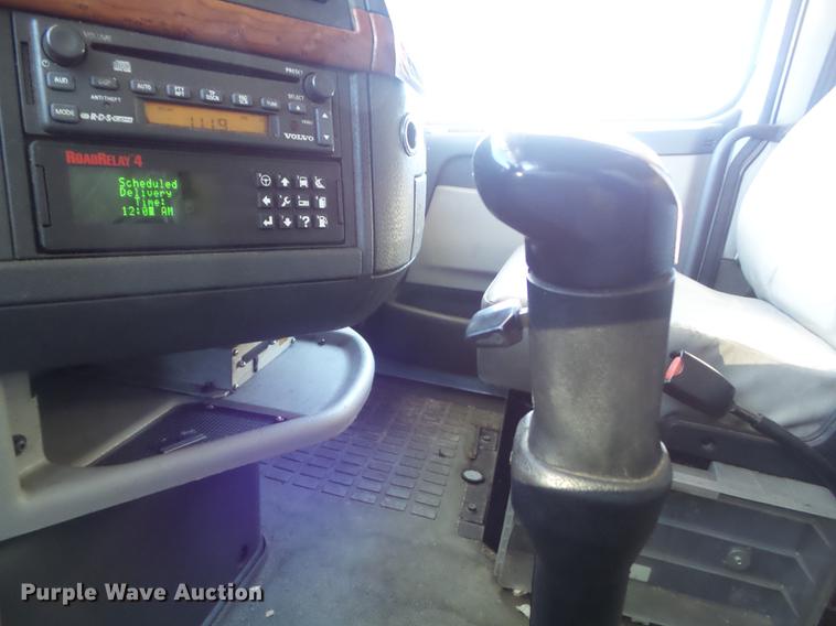 image for item DB6250 2005 Volvo 4NL42T/300 semi truck