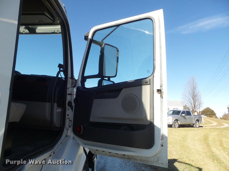 image for item DB6250 2005 Volvo 4NL42T/300 semi truck