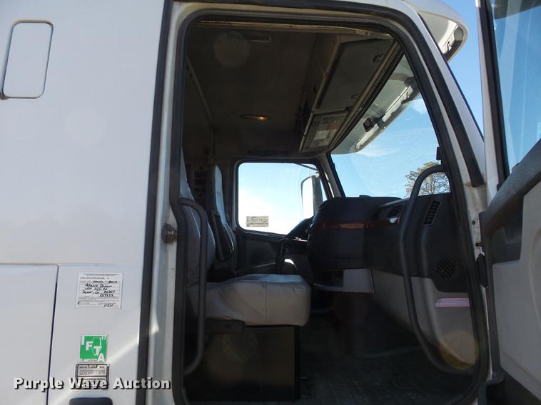 image for item DB6250 2005 Volvo 4NL42T/300 semi truck