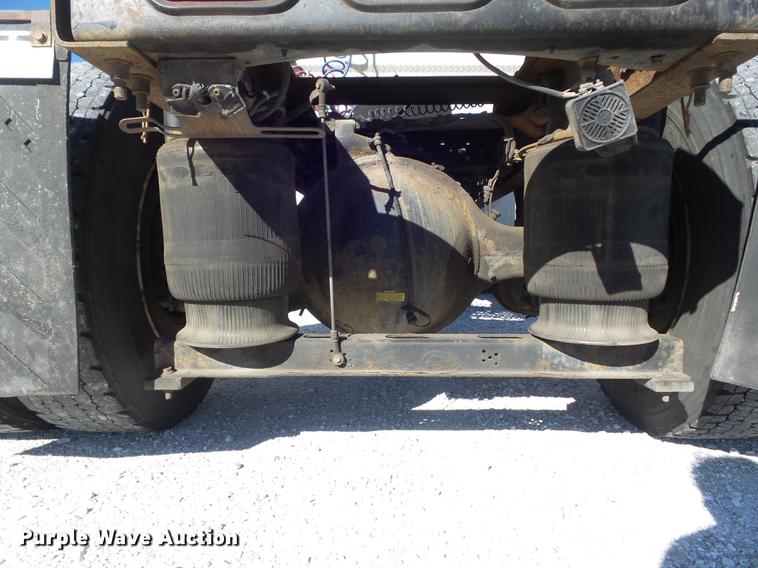 image for item DB6250 2005 Volvo 4NL42T/300 semi truck