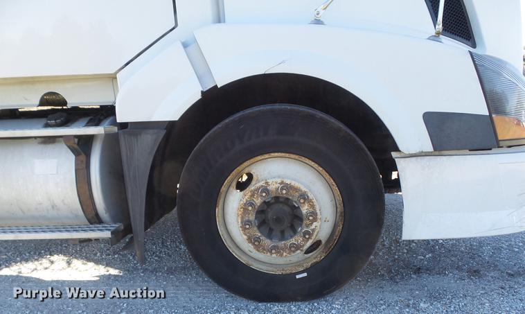 image for item DB6250 2005 Volvo 4NL42T/300 semi truck