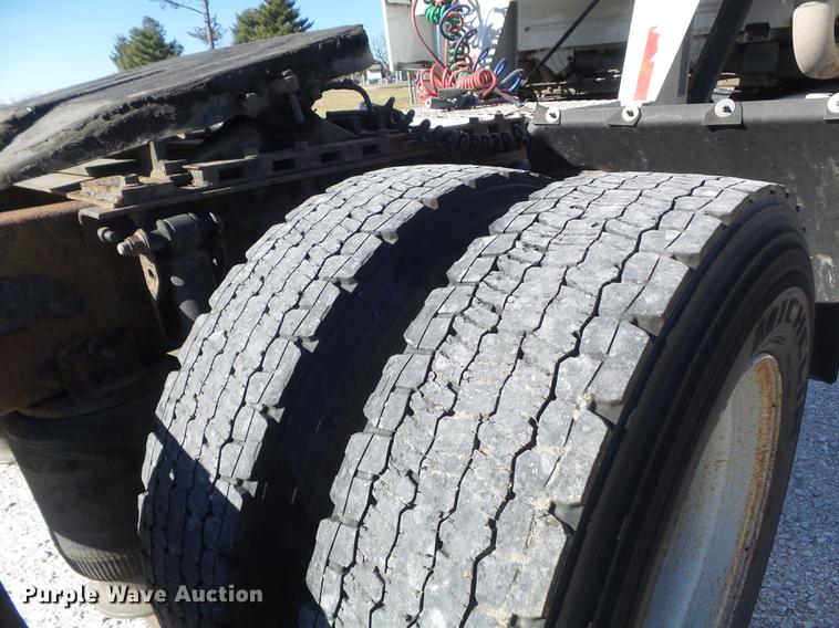 image for item DB6250 2005 Volvo 4NL42T/300 semi truck