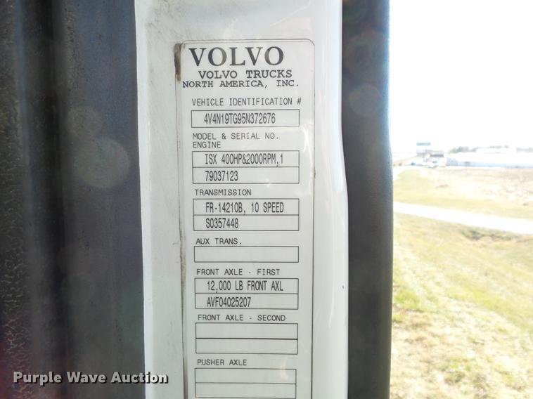 image for item DB6250 2005 Volvo 4NL42T/300 semi truck