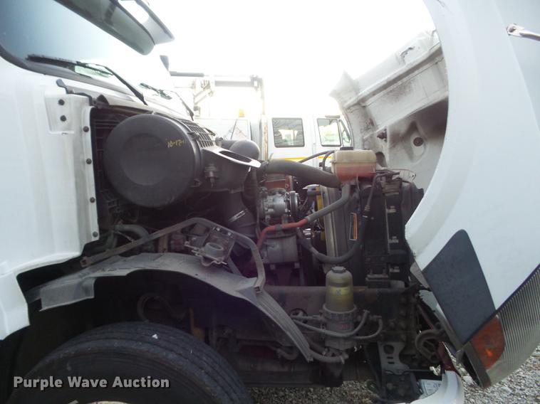 image for item DB6250 2005 Volvo 4NL42T/300 semi truck