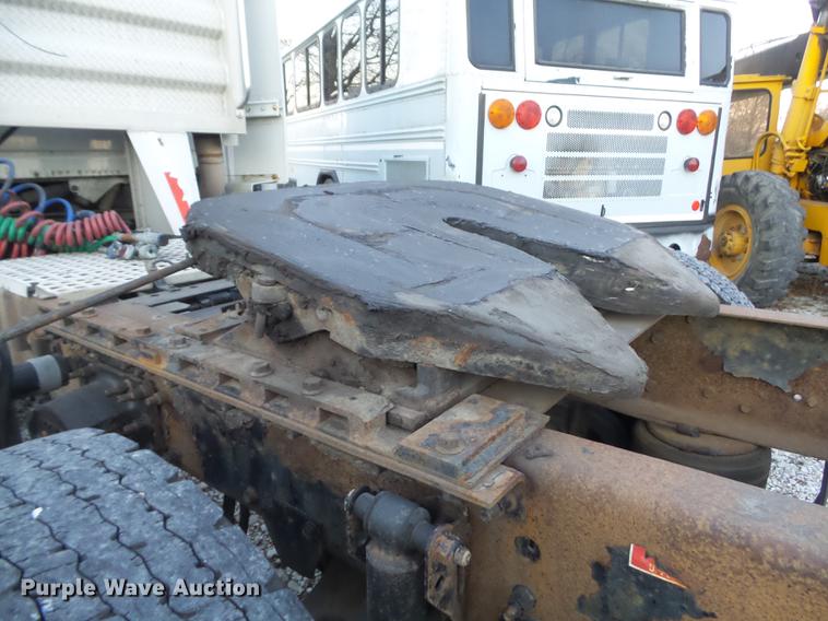 image for item DB6250 2005 Volvo 4NL42T/300 semi truck