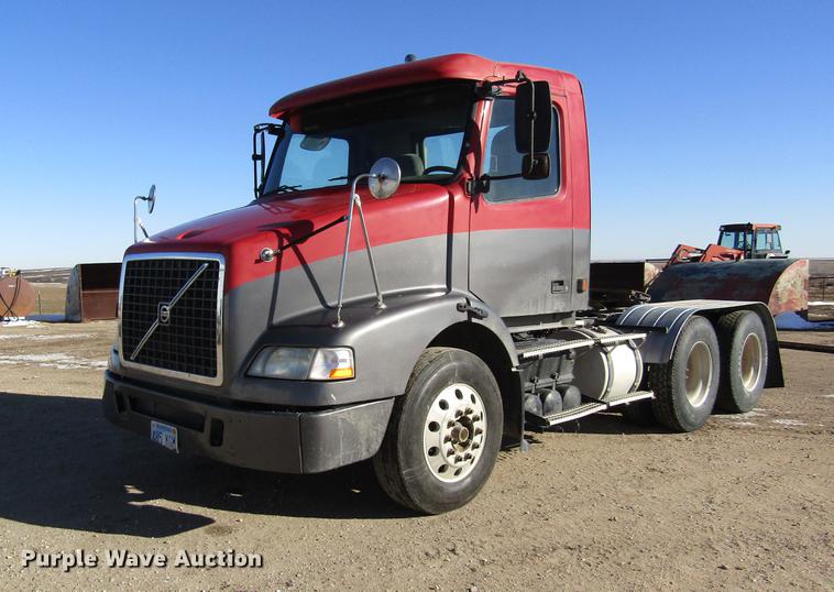 image for item DB6657 2005 Volvo VNM semi truck