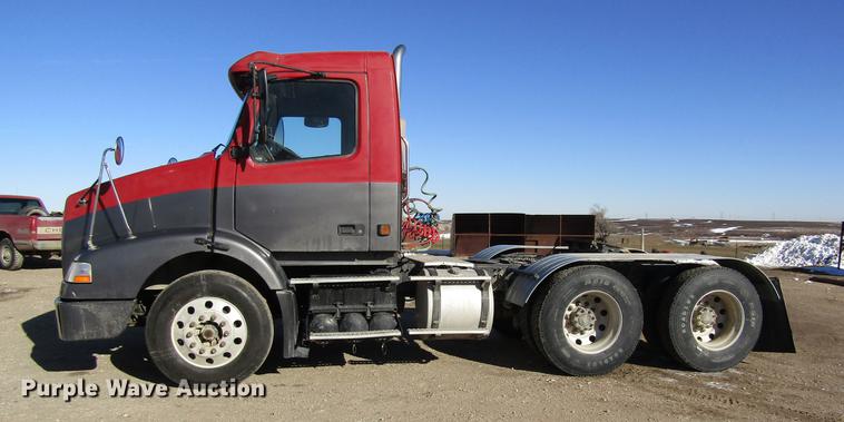 image for item DB6657 2005 Volvo VNM semi truck