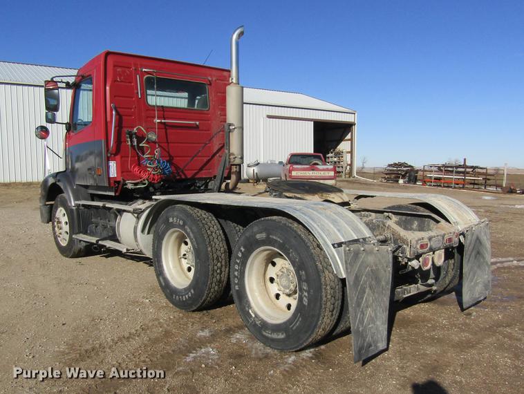 image for item DB6657 2005 Volvo VNM semi truck