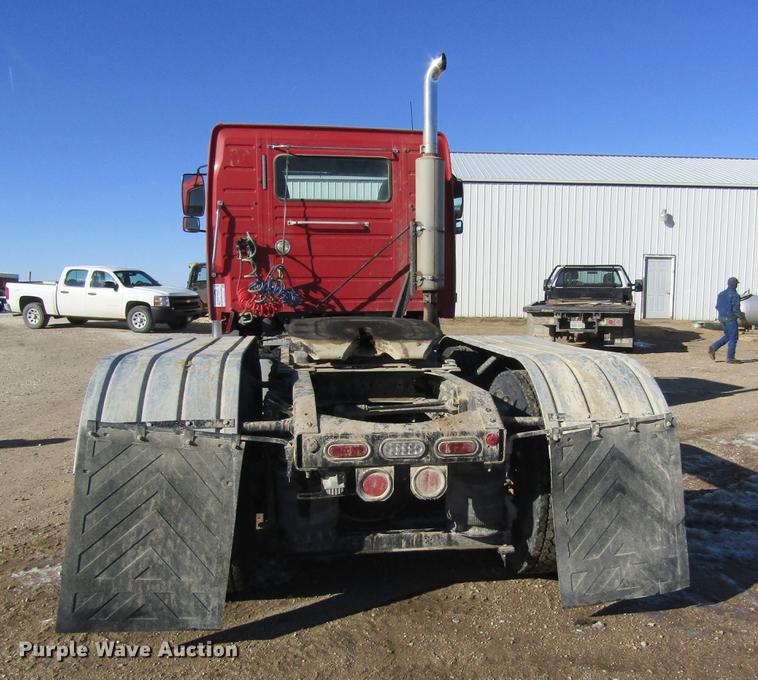 image for item DB6657 2005 Volvo VNM semi truck