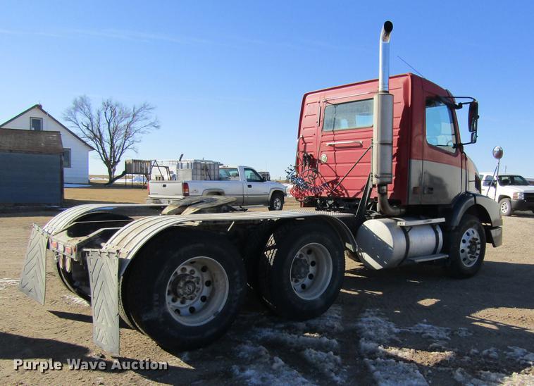 image for item DB6657 2005 Volvo VNM semi truck
