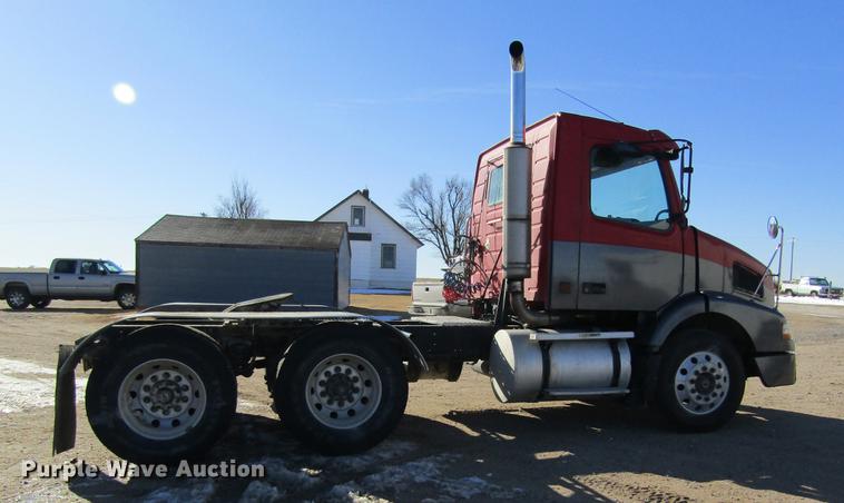image for item DB6657 2005 Volvo VNM semi truck