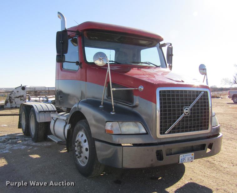 image for item DB6657 2005 Volvo VNM semi truck