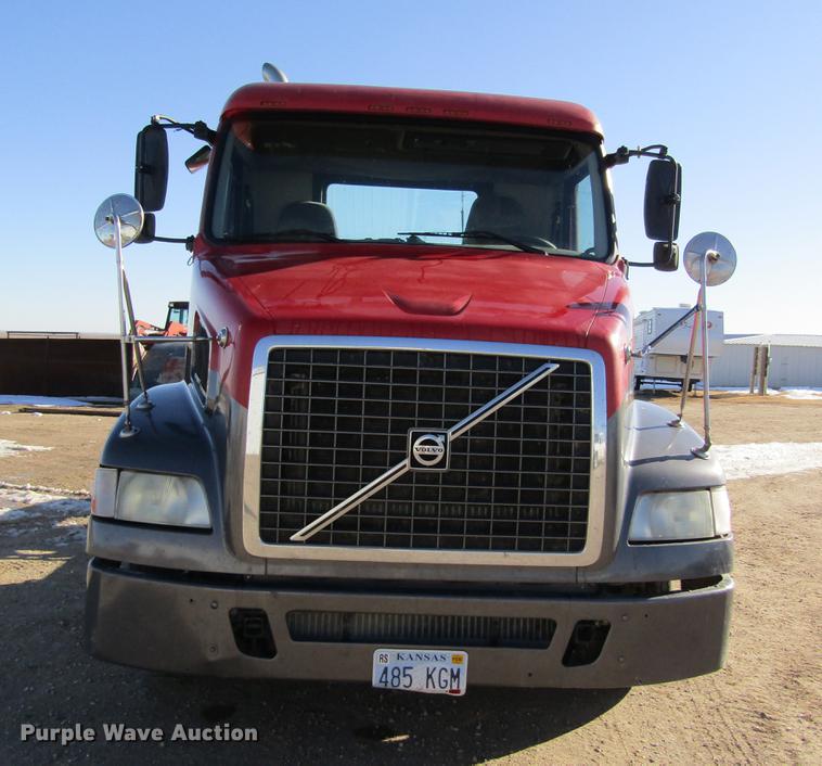 image for item DB6657 2005 Volvo VNM semi truck
