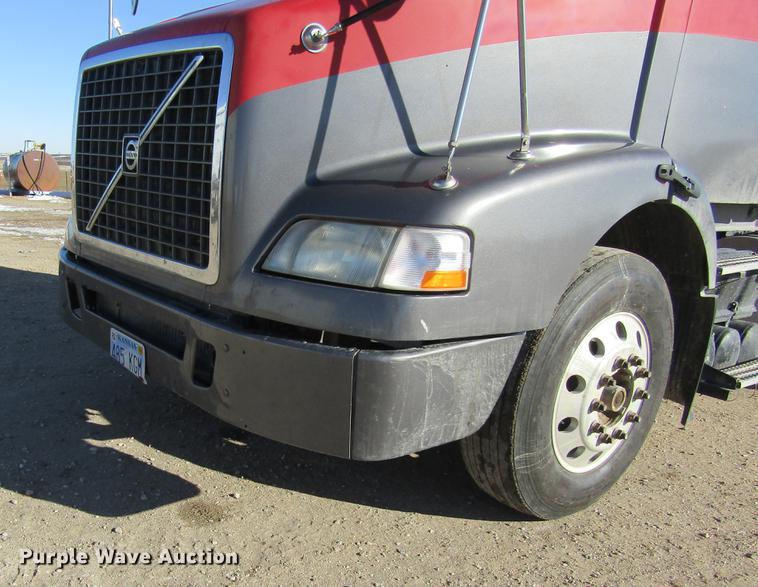 image for item DB6657 2005 Volvo VNM semi truck