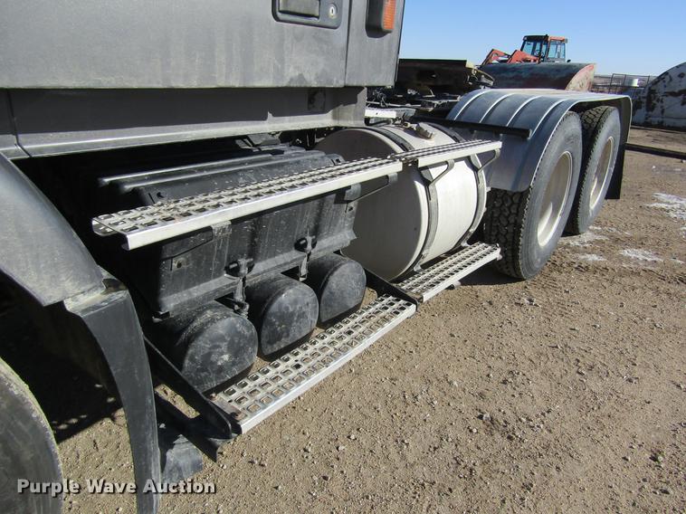 image for item DB6657 2005 Volvo VNM semi truck