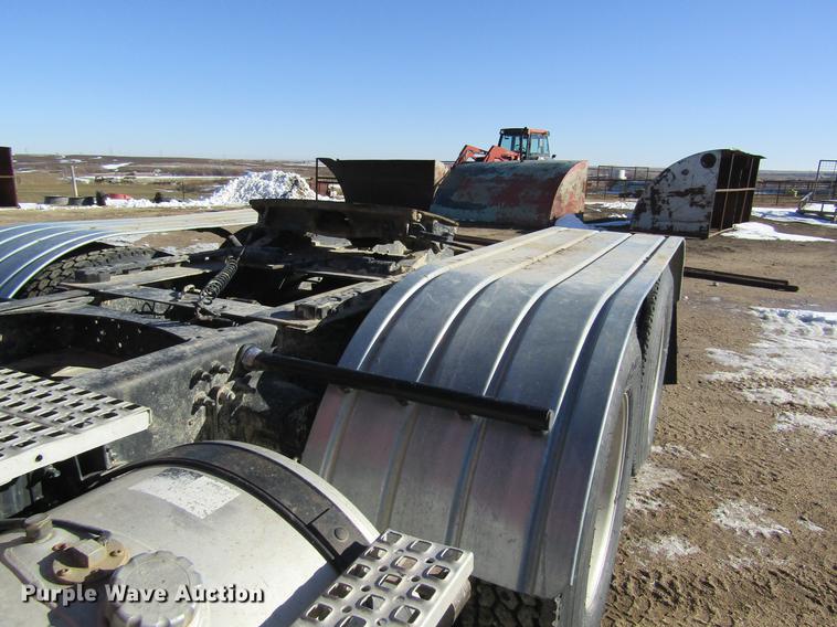 image for item DB6657 2005 Volvo VNM semi truck