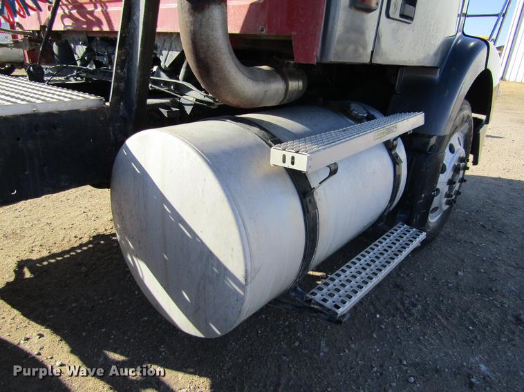 image for item DB6657 2005 Volvo VNM semi truck