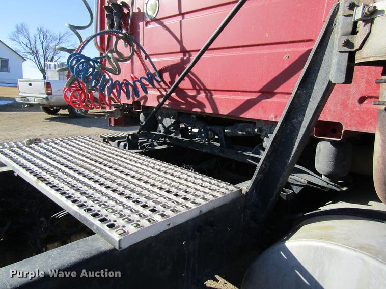 image for item DB6657 2005 Volvo VNM semi truck