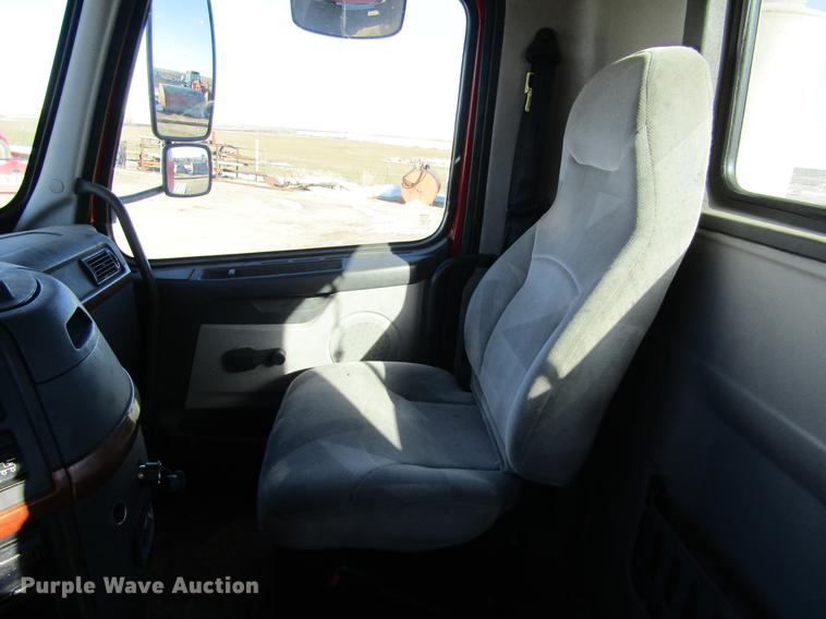 image for item DB6657 2005 Volvo VNM semi truck