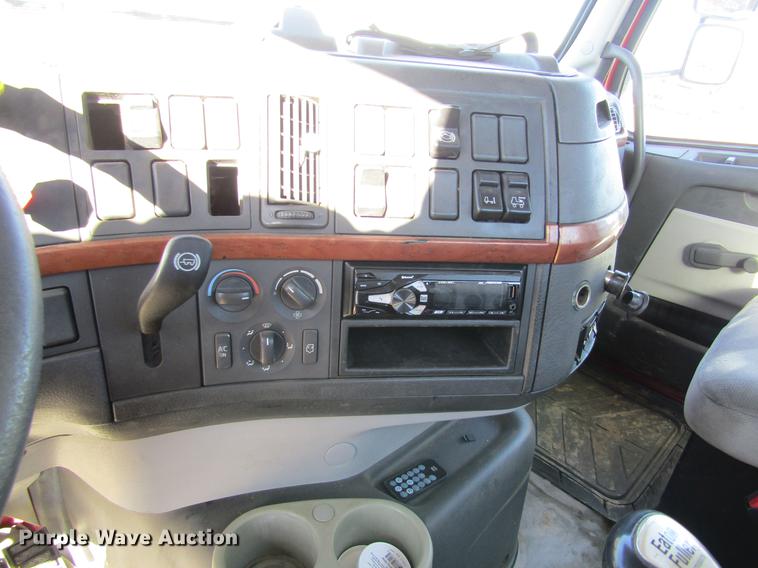 image for item DB6657 2005 Volvo VNM semi truck