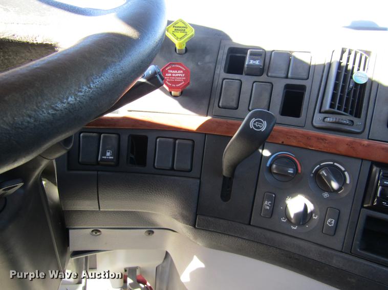 image for item DB6657 2005 Volvo VNM semi truck