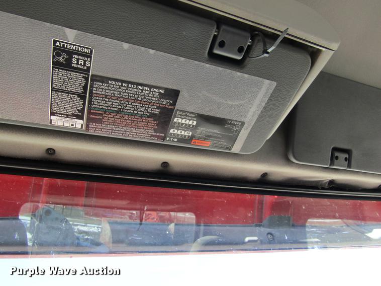 image for item DB6657 2005 Volvo VNM semi truck