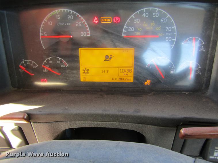 image for item DB6657 2005 Volvo VNM semi truck