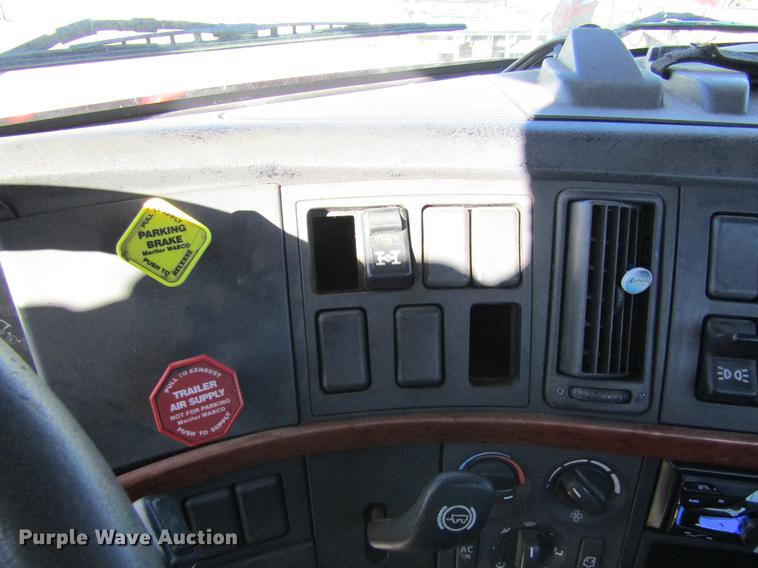 image for item DB6657 2005 Volvo VNM semi truck