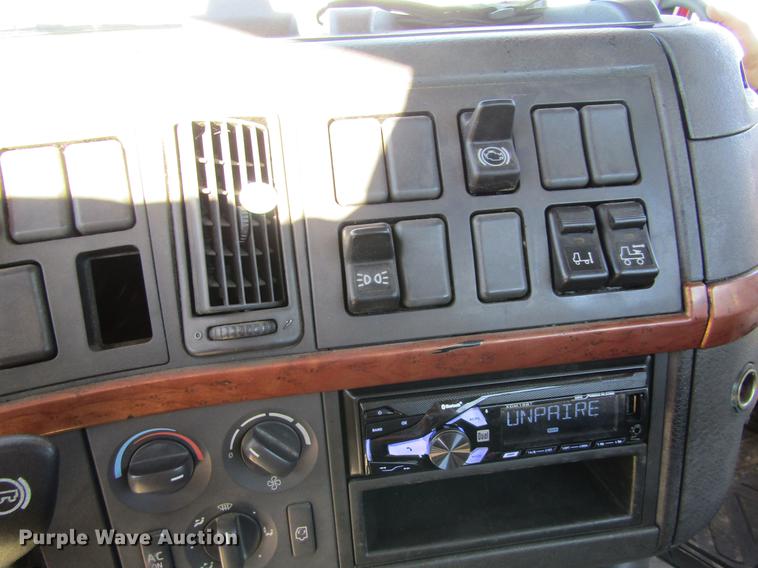 image for item DB6657 2005 Volvo VNM semi truck