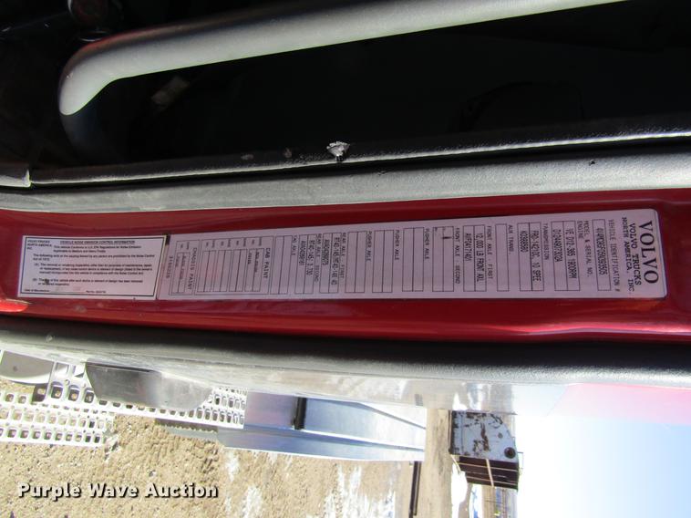 image for item DB6657 2005 Volvo VNM semi truck