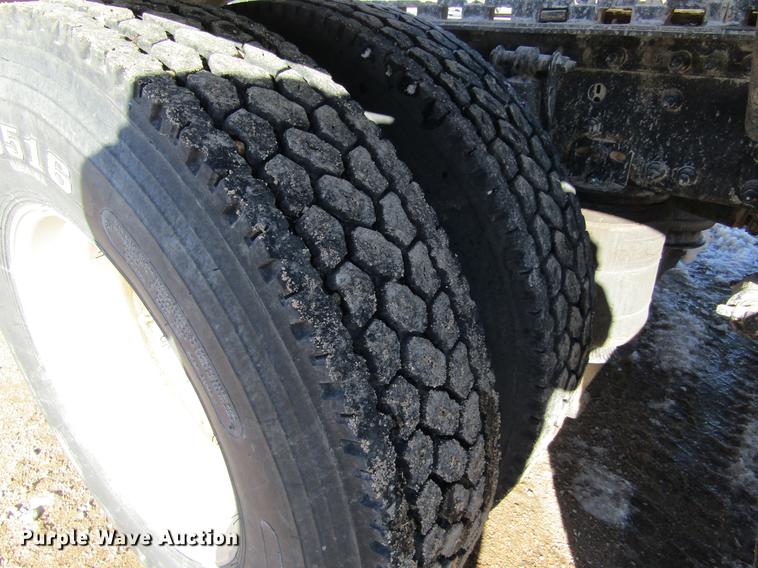 image for item DB6657 2005 Volvo VNM semi truck