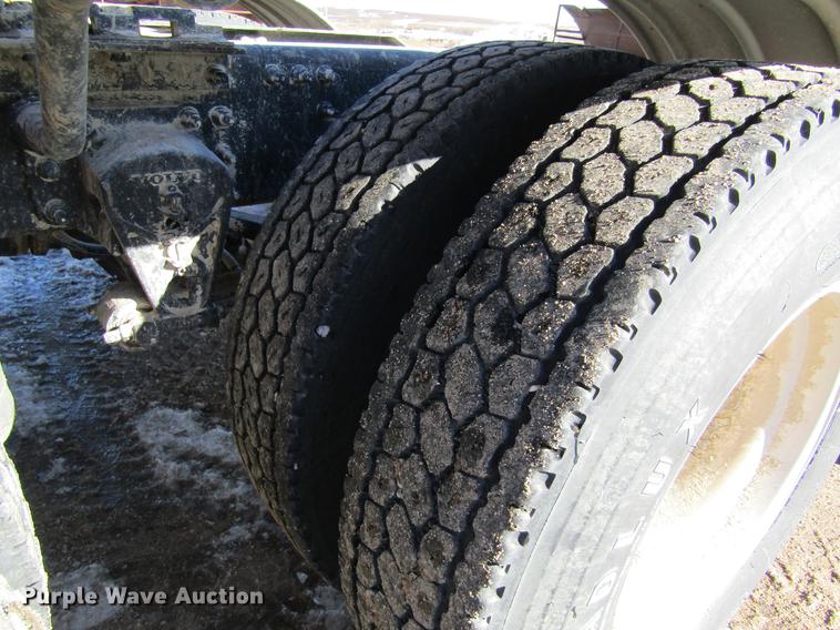 image for item DB6657 2005 Volvo VNM semi truck