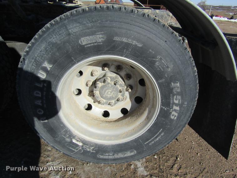 image for item DB6657 2005 Volvo VNM semi truck