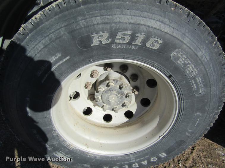 image for item DB6657 2005 Volvo VNM semi truck