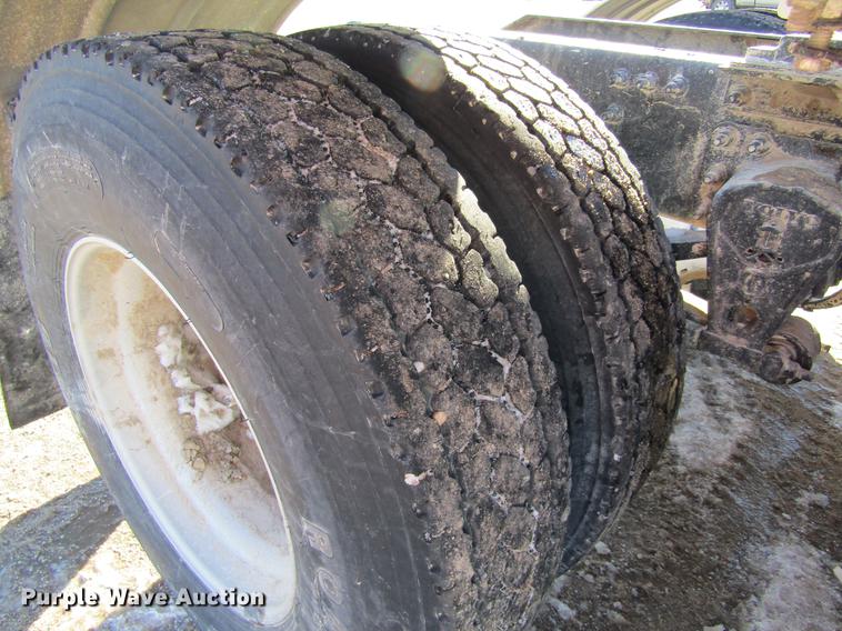 image for item DB6657 2005 Volvo VNM semi truck