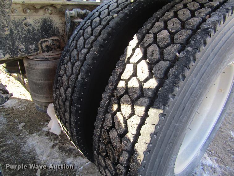 image for item DB6657 2005 Volvo VNM semi truck