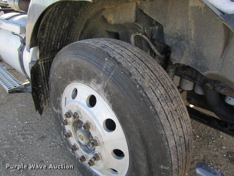 image for item DB6657 2005 Volvo VNM semi truck