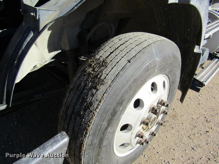 image for item DB6657 2005 Volvo VNM semi truck